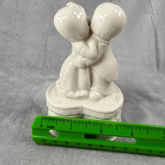 Bride Groom Boy Girl Couple Kissing Trinket Box White Heart Design Base - Picture 7 of 14